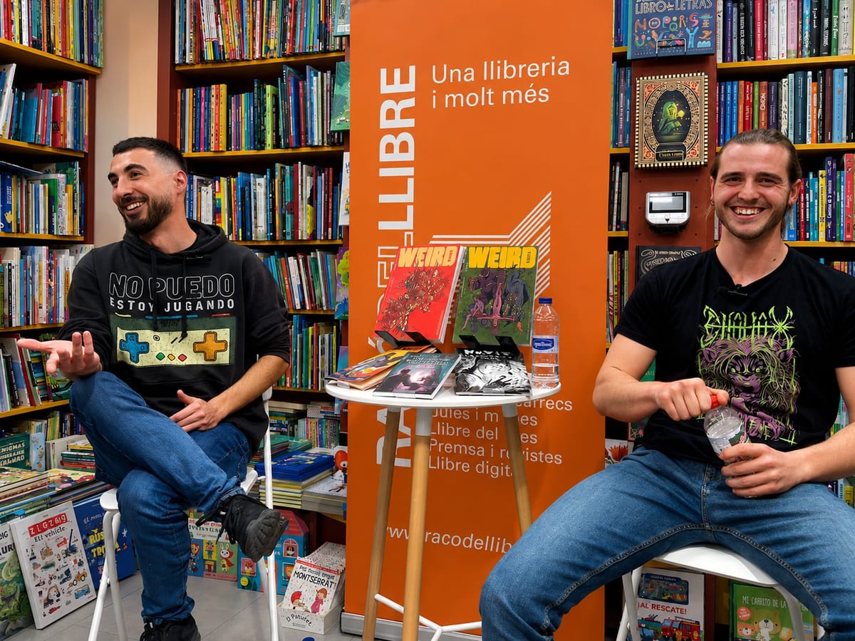 El equipo de Contrapunto presentando sus libros en una librería